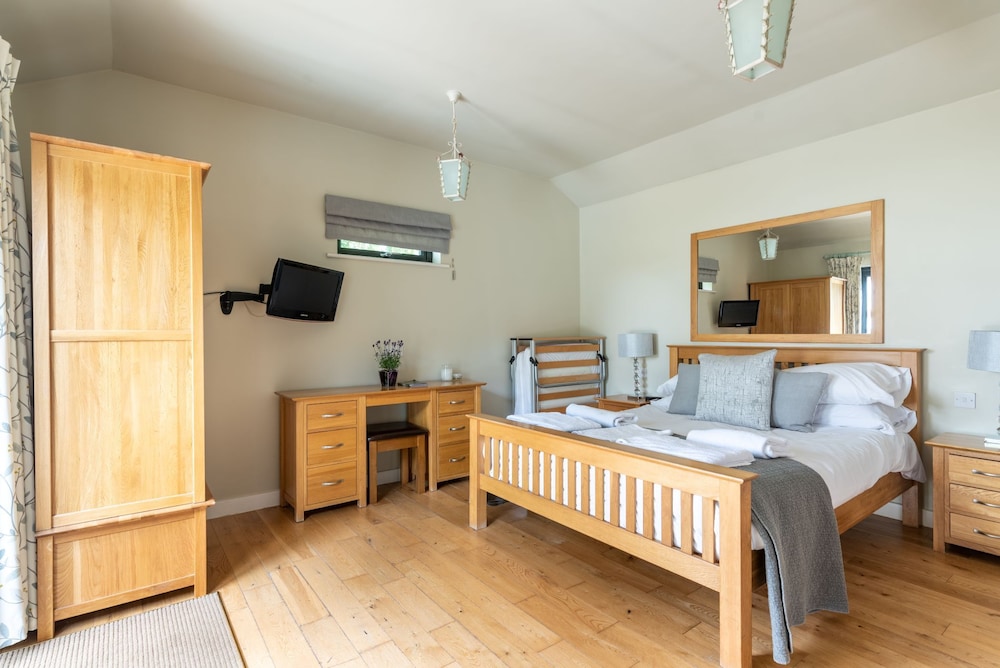 Meadow View Lodge - Sleeps 4/5 With Private Hot Tub - Somerset, UK