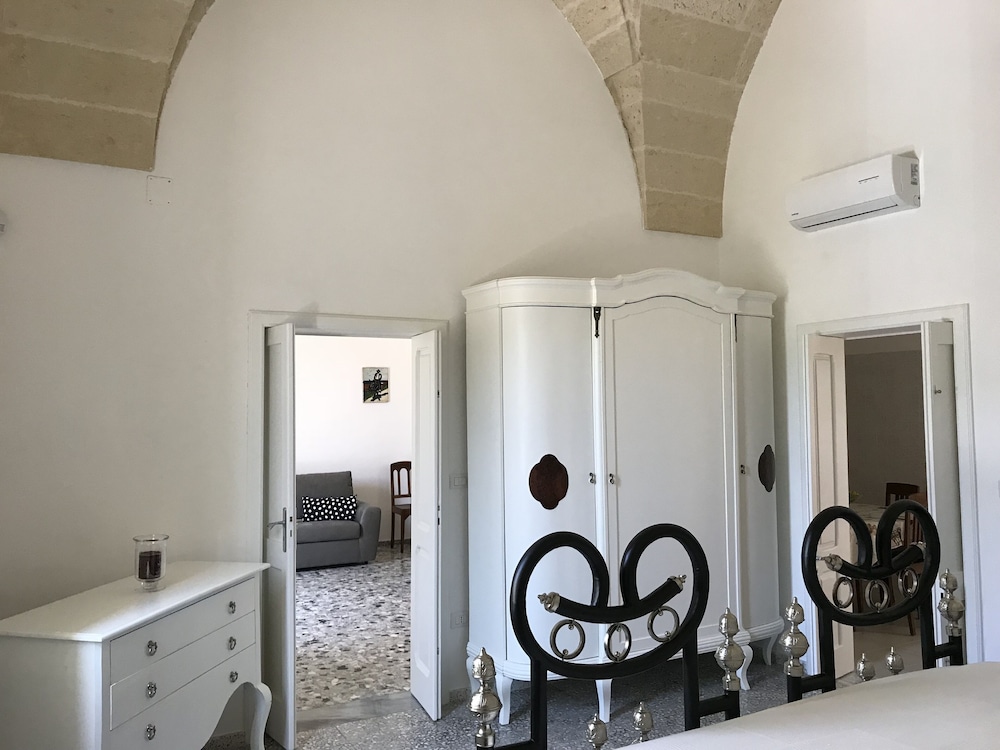 Irene Casa Con Bóvedas En Stella Y Un Jardín Con Toldo - Lecce, Italia