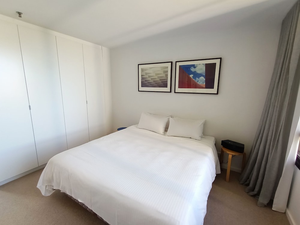 Beautiful Harbour Views, Stylish Apartment & Pool - North Sydney