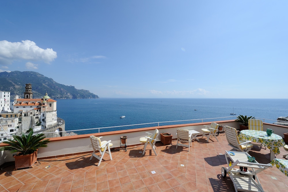 Rotes Haus Mit Terrasse Und Meerblick Und Nur 800 M Von Der Amalfi - Amalfi