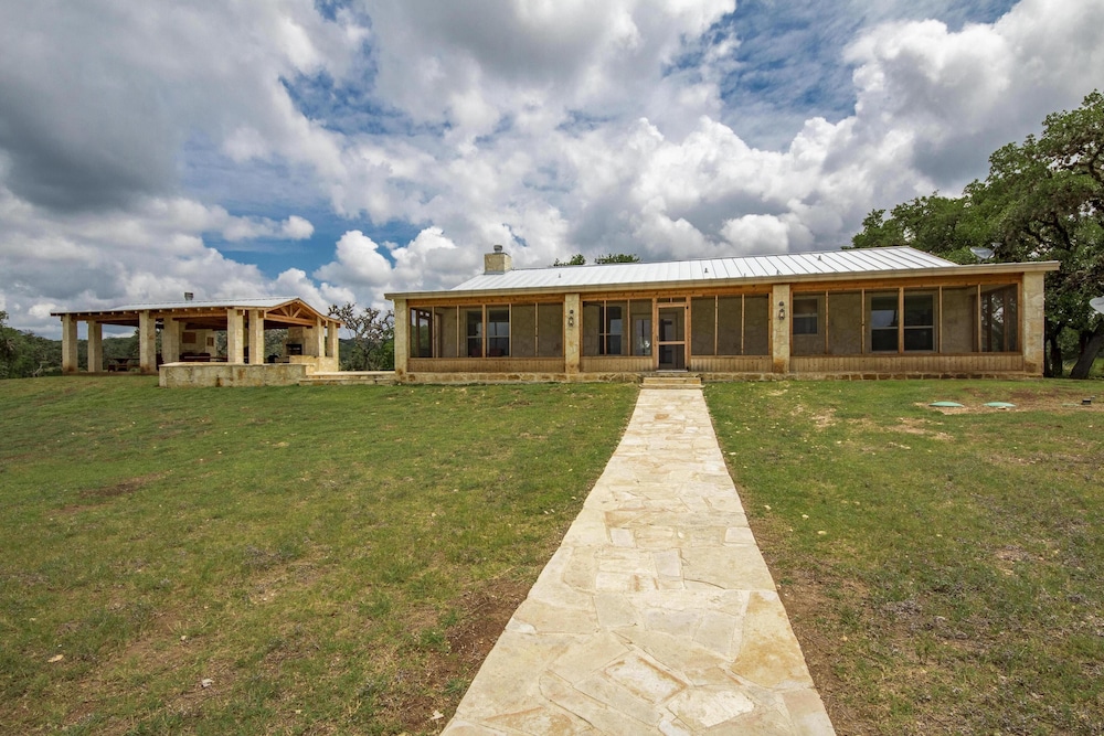Main Lodge At Rancho Madrono With Pool & Pavilion - Boerne, TX