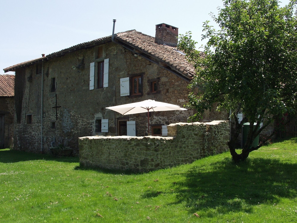 Modernised Farmhouse, Three Bedrooms, Quiet Secluded Garden, Wifi And Pet - Haute-Vienne