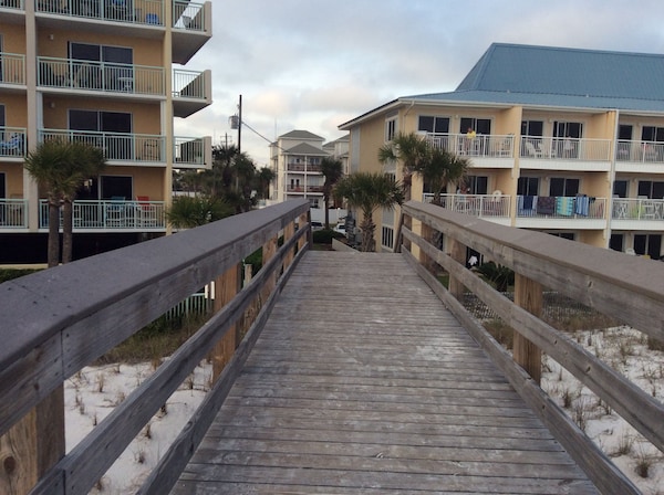 Available Now Pet  Friendly Ground Floor\n Wi-fi Sunset Cottage  7a - Okaloosa Island, FL