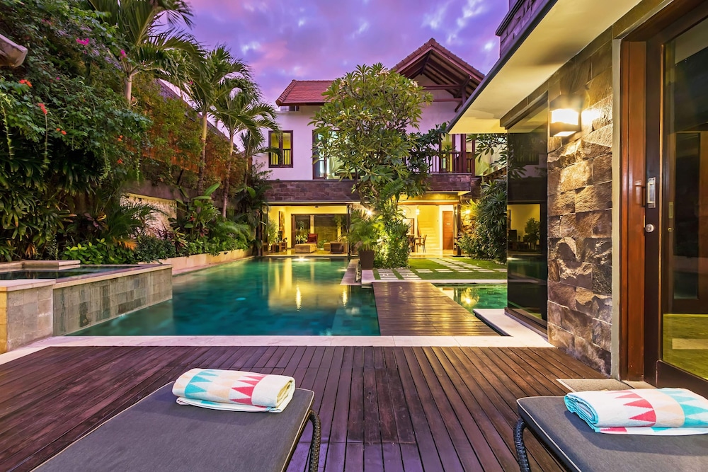 Villa Yasmin Luxury 4br With Ac Living, Huge Pool, And Netflix - 쿠타