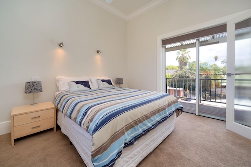 Waterstreet Apartment- Gorgeous Restored Hotel Apartment, Central To Everything! - Central Two Bedroom Apartment With Two Queen Beds - Albury–Wodonga
