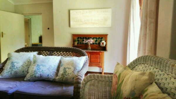Paperbark Cottage, Perfectly Situated In A Beautiful Garden - Pinetown