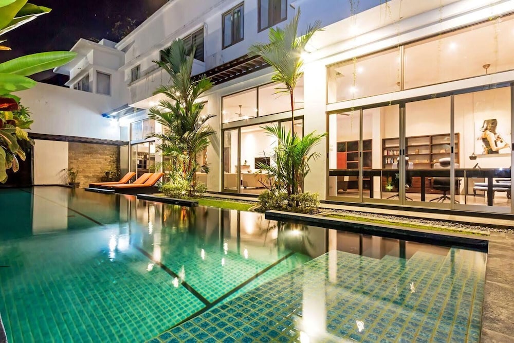 Villa Onyx 18 Meter Pool,  1 Minute Walk From Eat St - Kuta
