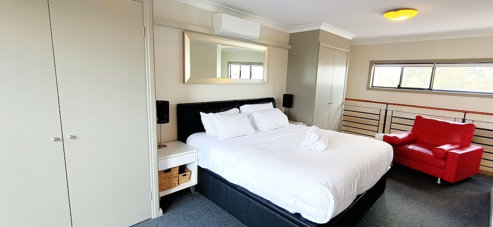 Location And Lifestyle - 1 Bed, 2 Bath + Parking + Air Con - Luna Park Sydney
