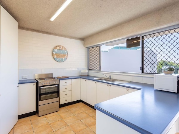 Neat & Tidy Unit, Centrally Located In The Heart Of Cotton Tree. - Aussie World, Palmview