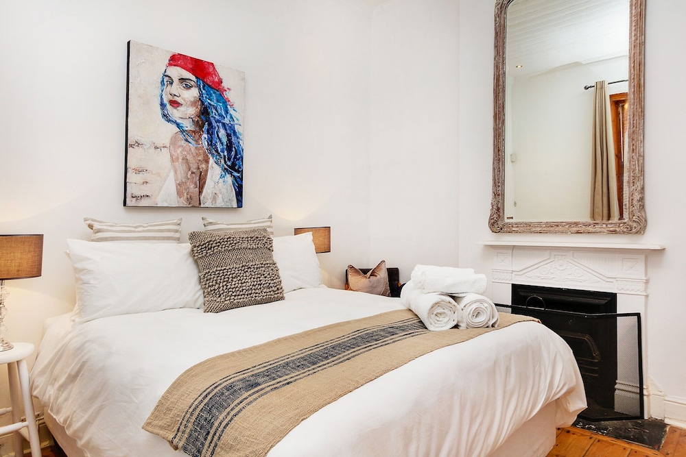 Backup-powered Modern Art Decor Apartment In Walking Distance To V&a Waterfront - Camps Bay