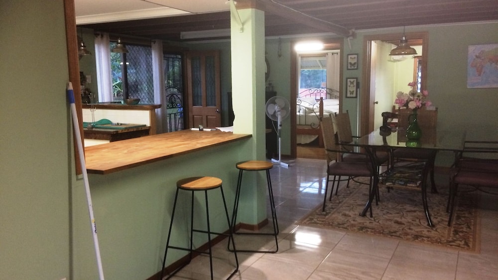 Family Friendly - 4bdr Home Apt (Free Netflix, Wi-fi, Air Con) - Cairns