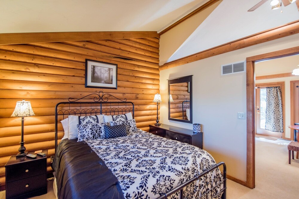 The Harmony Suite Is A Private Cabin Suite At Heartland Country Resort - Ohio