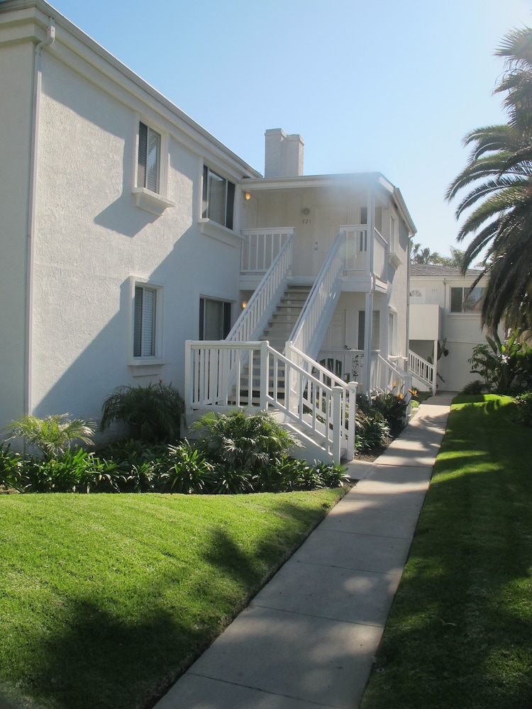 Chic Beach Apartment..steps To The Sand - San Diego Airport (SAN)