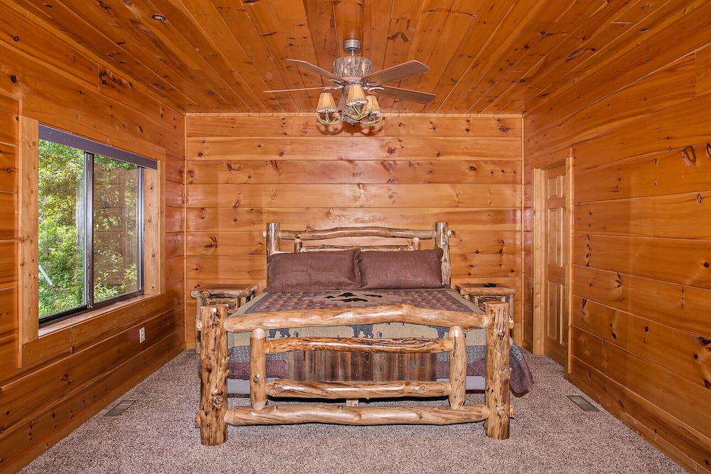 Grand Bluff Lodge: Superior Luxury In The Smokies! This Cabin Has It All, Plus Resort Swimming Pool. - Townsend, TN