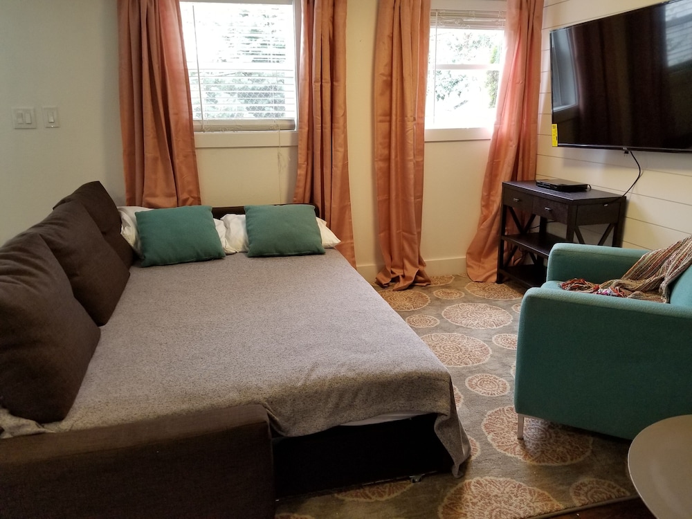 Private 5 Star One Bedroom Bungalow Near The Airport/ocean And 15 Min To Seattle - Des Moines, WA
