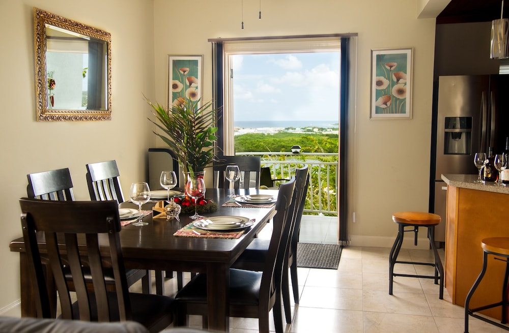 Meelie's Paradise Villa : Ocean Views, Wifi, Bbq, Infinity Pool, Cable Tv, - Montego Bay