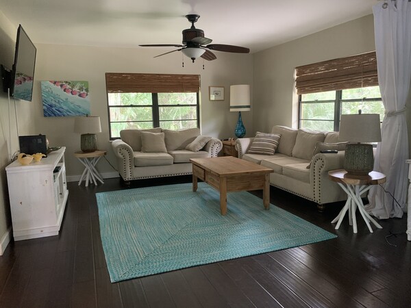 Nicely Updated Heated Pool Home Near Private Beach - Sebastian Inlet State Park, Melbourne Beach