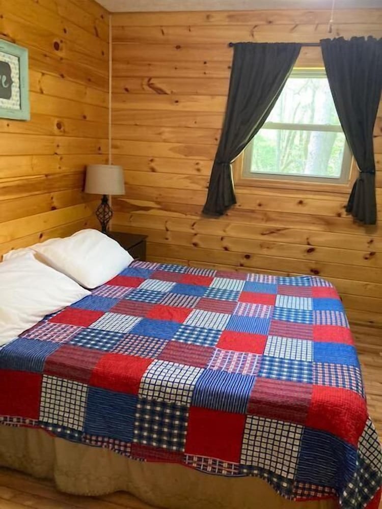 Blue Rose Cabins - Naughty Pine Cabin - Logan, OH