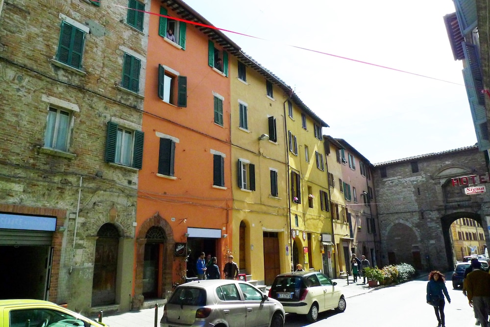 Each Window Is A Painting In The Heart Of Perugia. - Umbria