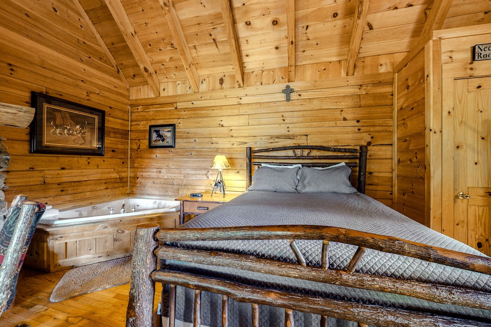Dog-friendly Mountain Studio Cabin With Private Hot Tub & Shared Seasonal Pool - Tennessee