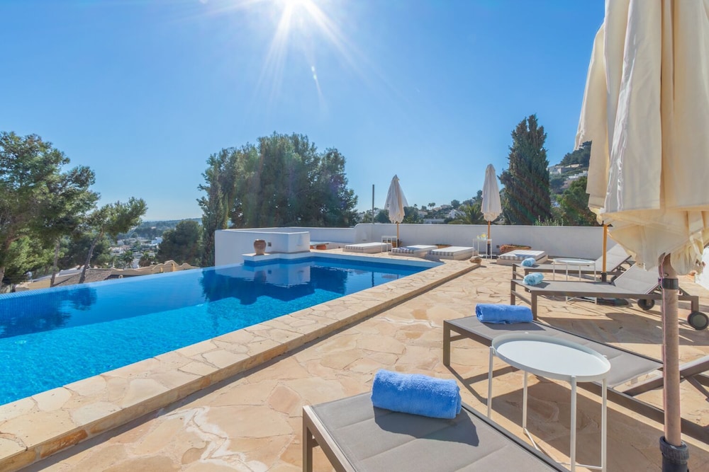 Das La Aldaba, Eine Luxuriöse Villa Auf Ibiza Mit Meerblick, Bietet Mai - Moraira