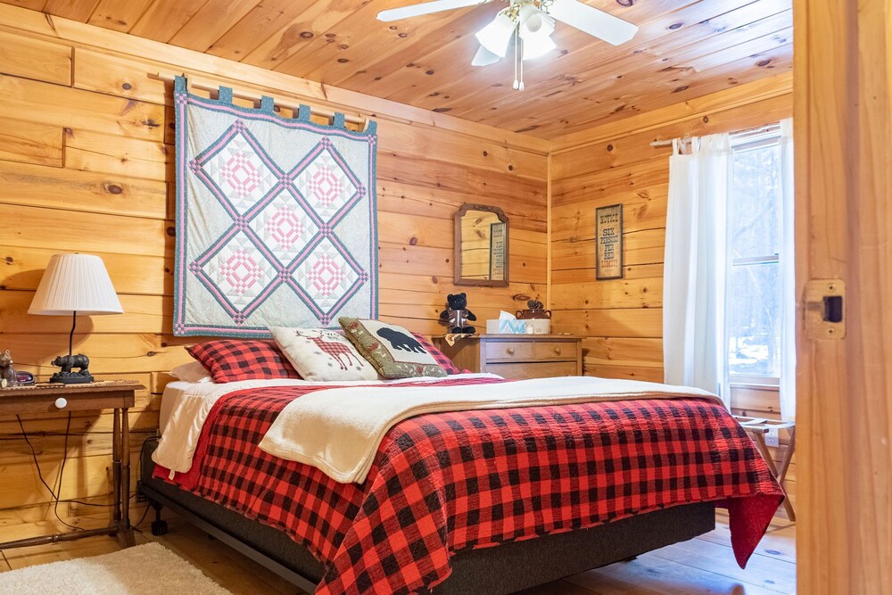 Secluded, Furnished, Log Home, Close To Many Adirondack Attractions. - Adirondack Mountains