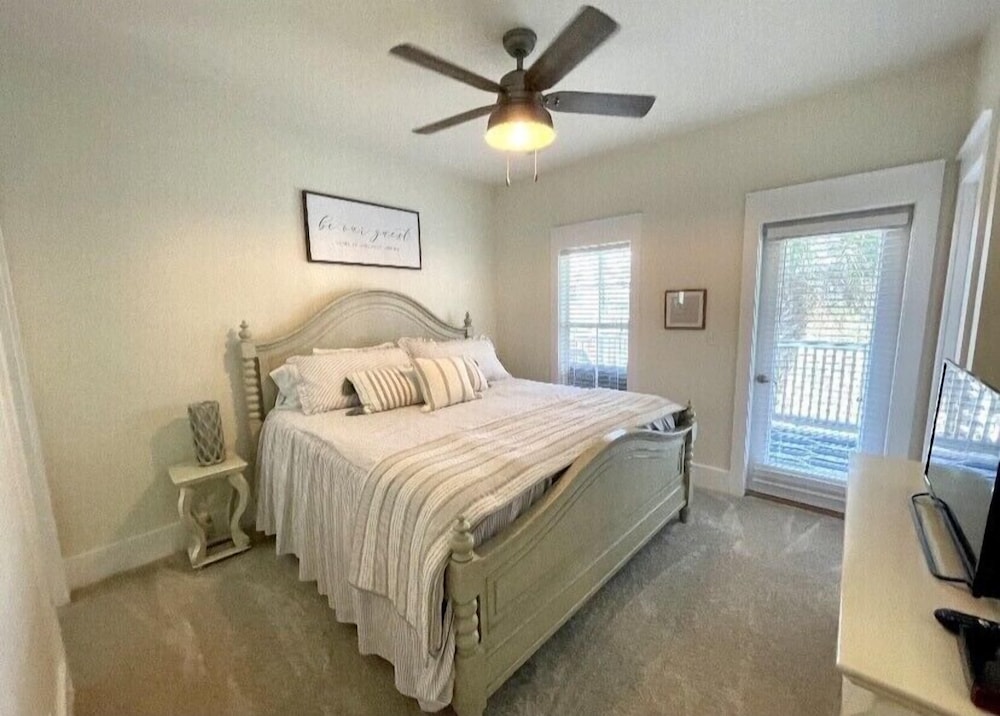 Lazy Lou! Low Rates For April! Screen Porches+2 Shared Pools & Hot Tub.4 Bedroom - Florida Panhandle, FL