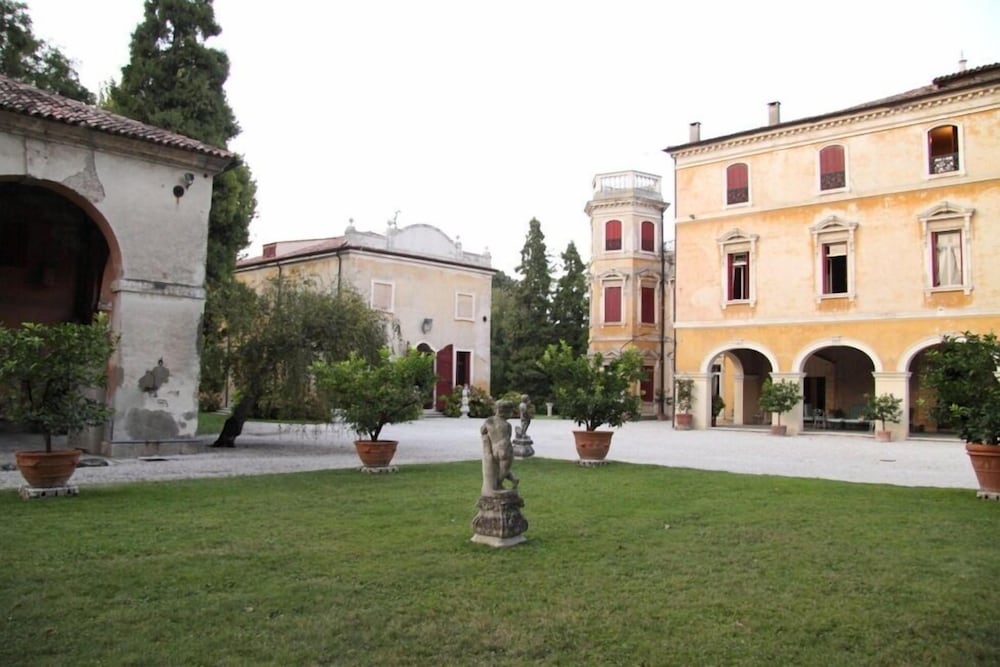 Villa Veneciana Con Personal Completo Con Piscina, Cancha De Tenis En 3 Jardines De Hectar - Este
