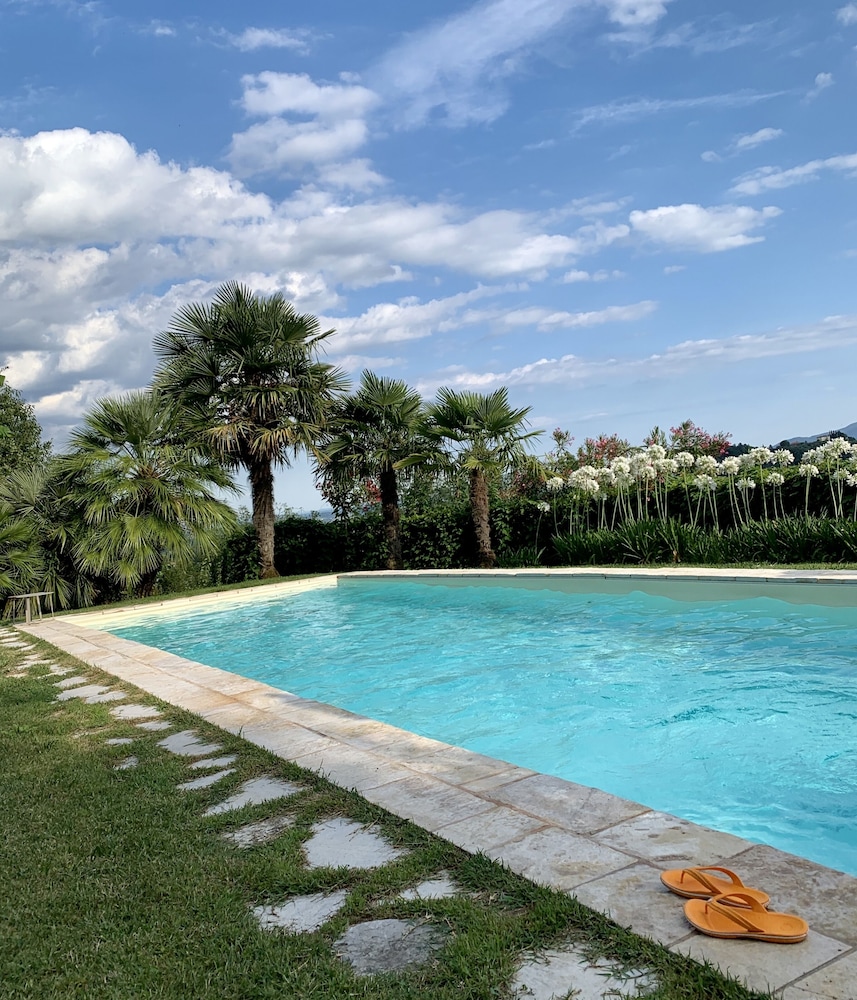 Vor Den Toren Von Lucca. Die Kunst Des Lebens In Der Toskana: Charmantes Haus Mit Pool - Lucca