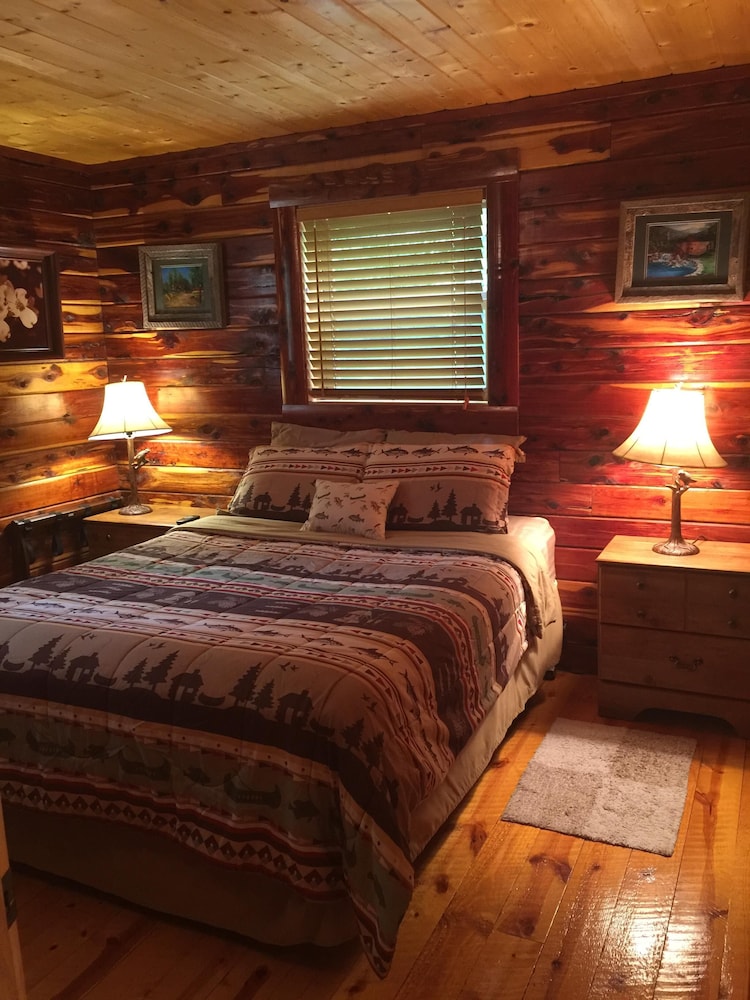 Dogwood Cabin, Deer Lodge Cabin Rentals Is A Secluded Ozark Mountain Log Cabin - Jasper, AR