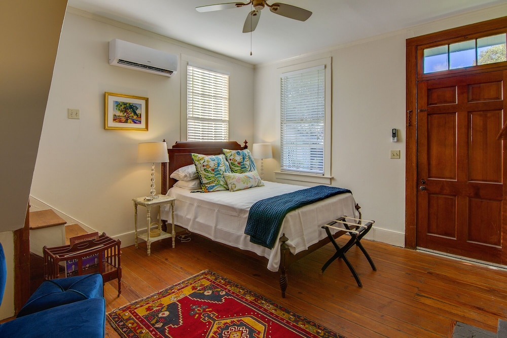 Historic Carriage House Located South Of Broad.  Charming And Private. - Mount Pleasant, SC