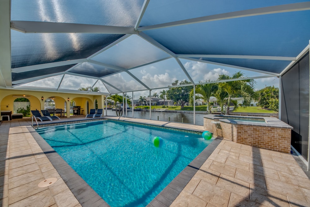 Summer Specials  - Large Pool/spa - Canal - Kajak - Boating - Fishing - Cape Coral, FL
