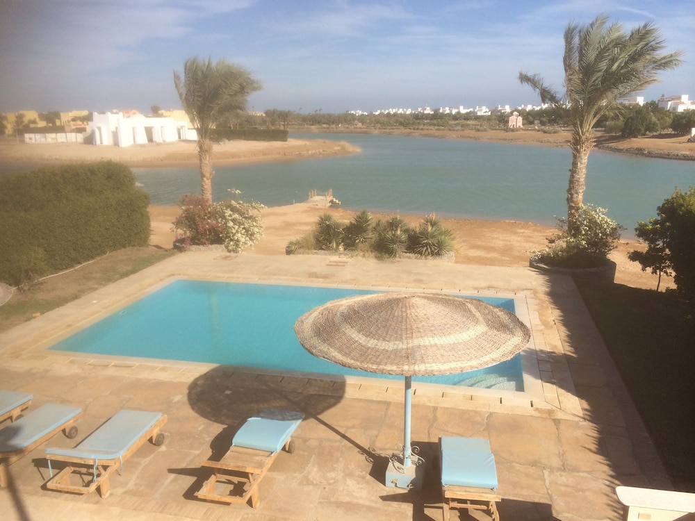 Nubische Stijl Villa Met Zwembad Tussen Lagoons - Egypte