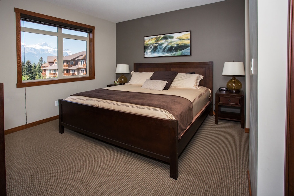 Luxury Vacation Corner Penthouse Suite - Canmore