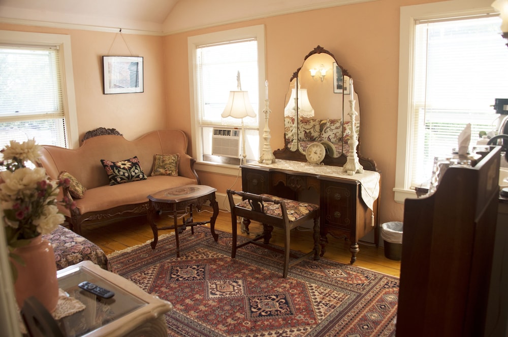 Stay-cation In Charmified Village Guest House! - Interlaken, NY
