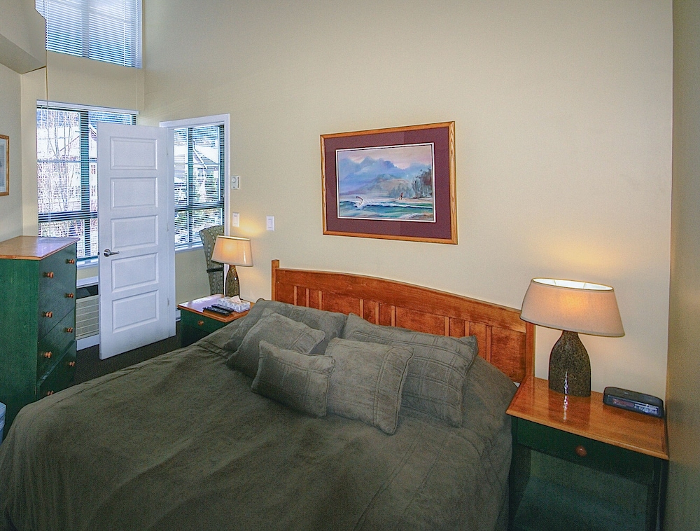 Central Location, Floor To Ceiling Windows, Free Parking And Hot Tub Access. - Whistler Blackcomb