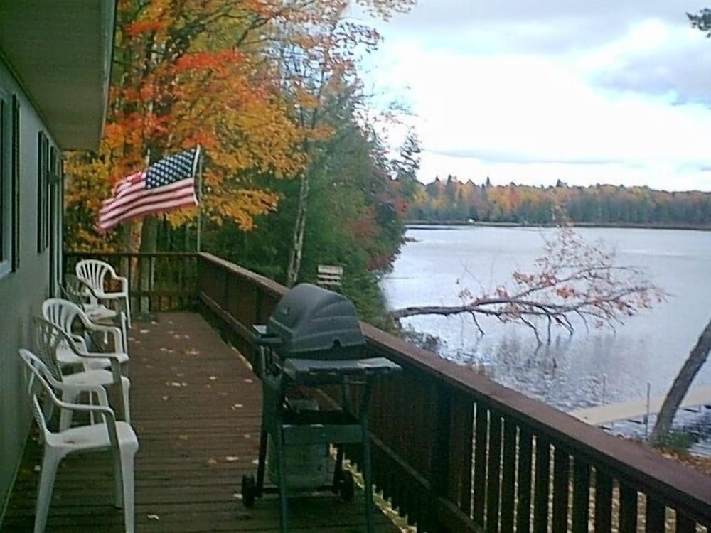 壮大な秋の色の眺め！ 水泳、釣り、ボート、カヌー、カヤック！ - ミシガン州