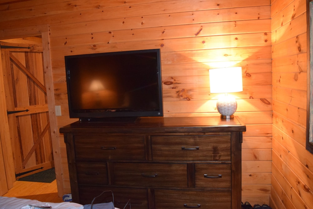 Secluded-log Cabin-in Town Cashiers-pet Friendly - Cashiers, NC