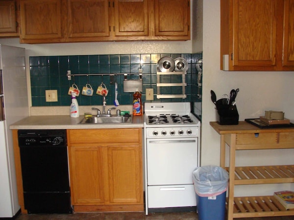 Wonderful 3rd Level 2 Bedroom In The Heart Of Oakland's Popular Temescal Area. - Oakland