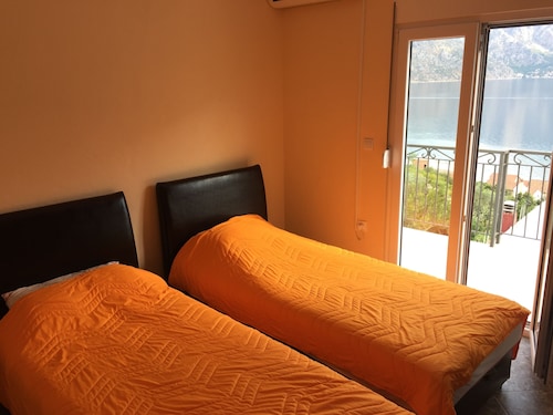 Mooi Familie Vakantiehuis In De Baai Van Kotor - Kotor