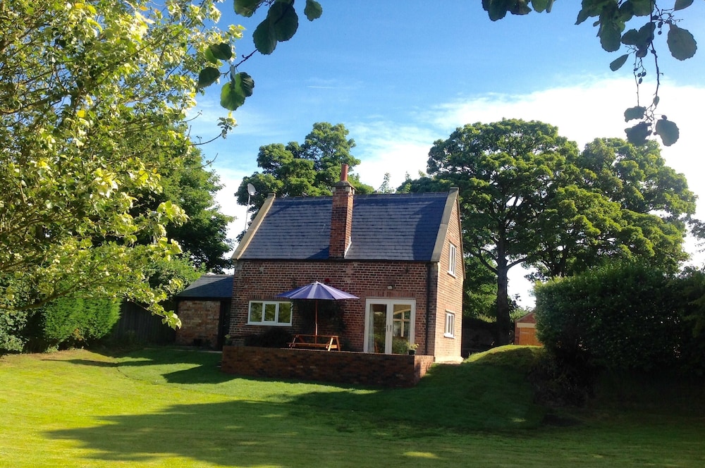 Detached Rural Cottage In Gorgeous Grounds Sleeps 2a2c Walking Distance To Beach - Yorkshire