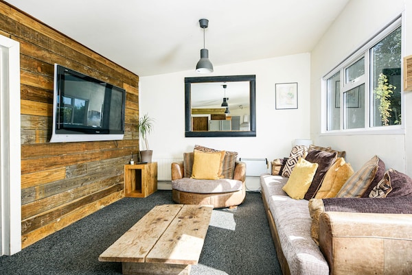 Two, 2 Bedroom Log Cabins, Sleeping Up To 17 People - Cotswolds