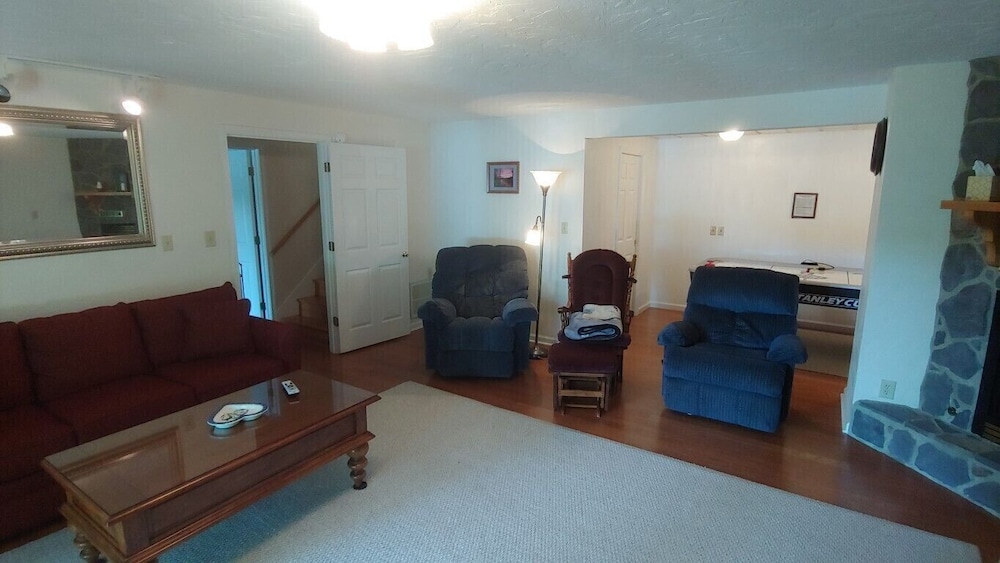 Alfords Getaway 2 Master Suites,  Wifi, 2 Kayaks In A Deep Cove !! - Smith Mountain Lake, VA