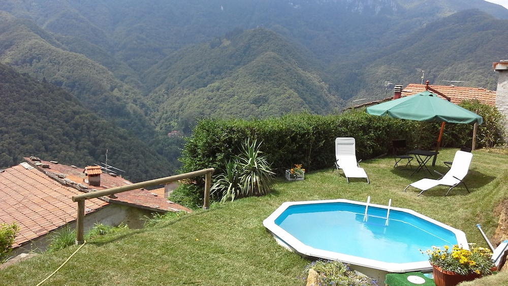 House With Swimming Pool Located In The Mountains And Near The Sea. - Camaiore