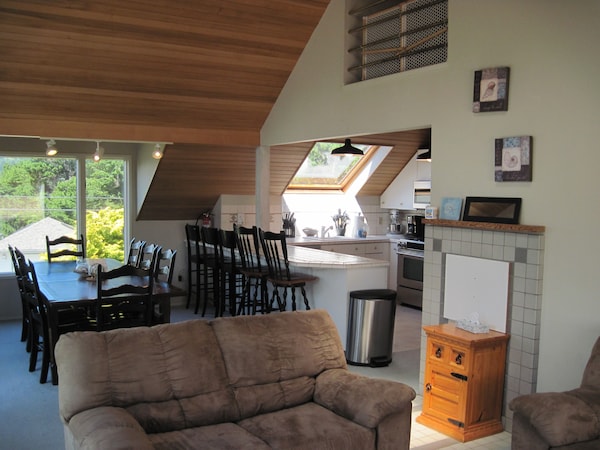 Hot Tub, 5 Smart Tv's, & 2 Kitchens Is An Entertainer's Delight W\/ocean Views - Lincoln City, OR