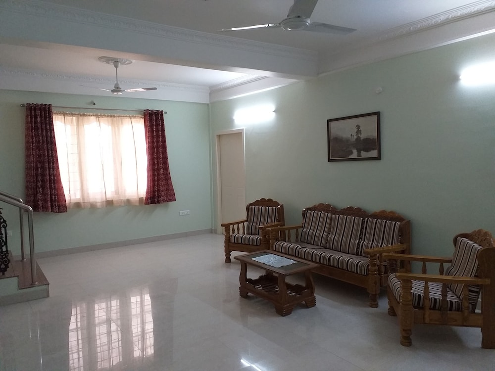 Spacious Beautifuly Furnished 3 Bedroom, Hall & Kitchen Apartment. - Hyderabad
