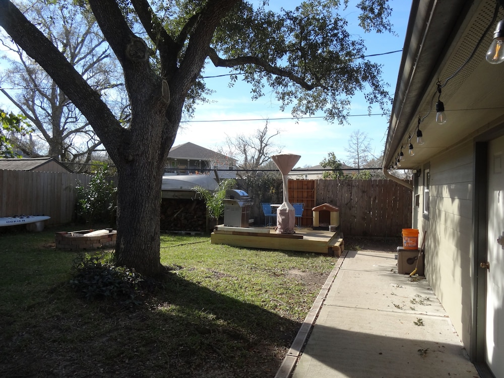 Dog Friendly And Beautiful Waterfront Guest House With Amenities - Baytown, TX
