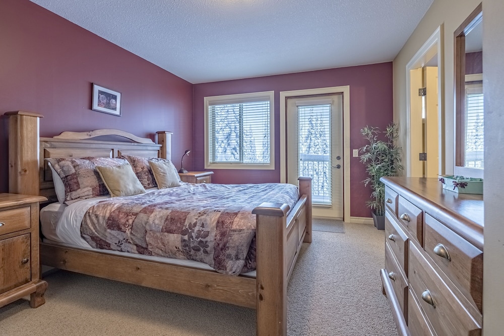 Deluxe Chalet On The Skiway. Just Steps To The Village W/hot Tub, Bbq & Laundry - Armstrong