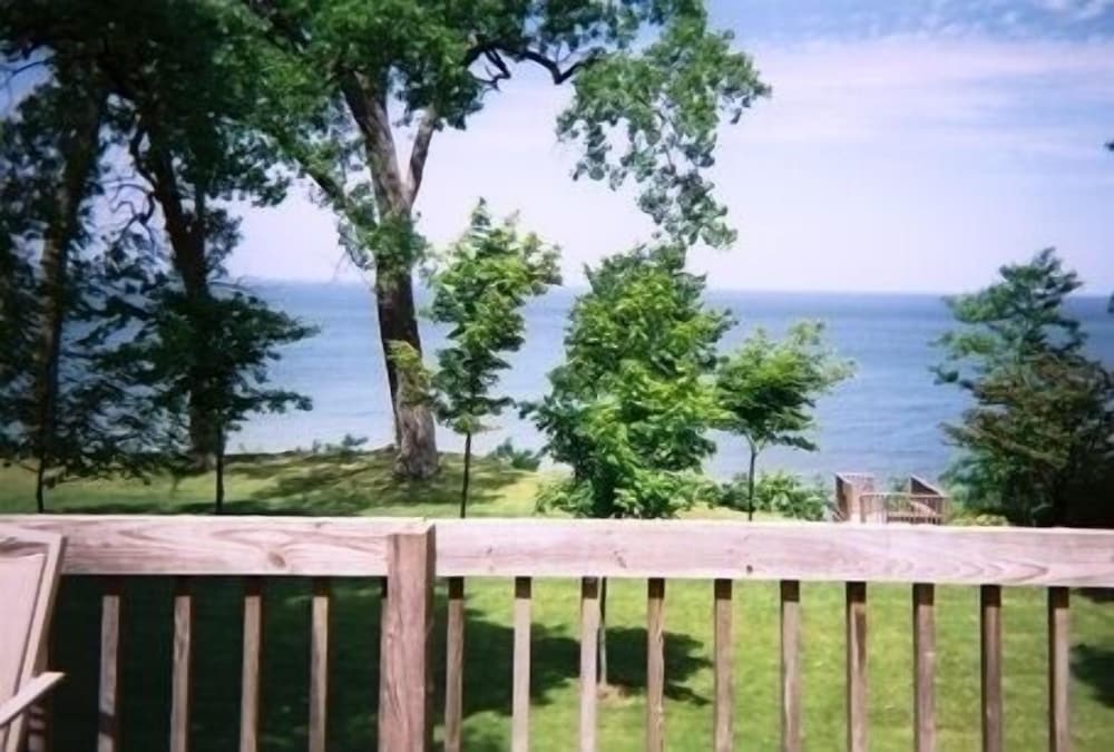 Beautiful Beach Front Luxury Home On Lake Michigan, Private Beach, Pool, Hot Tub - Benton Harbor, MI