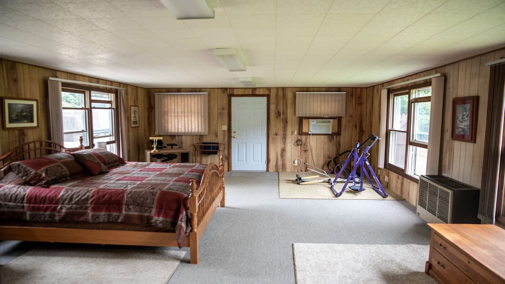Stonington Estate Carriage Room - Jackson Hole Lake, Galesburg